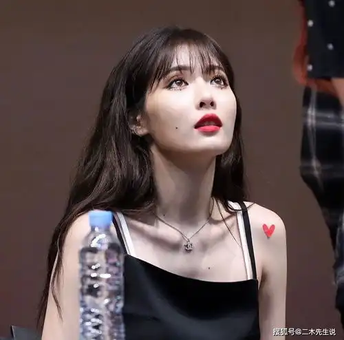 性感女孩金泫雅顶住压力和刚出道男艺人官宣恋情,如今幸福甜蜜
