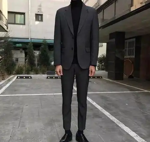 男生的帅气黑色搭配
