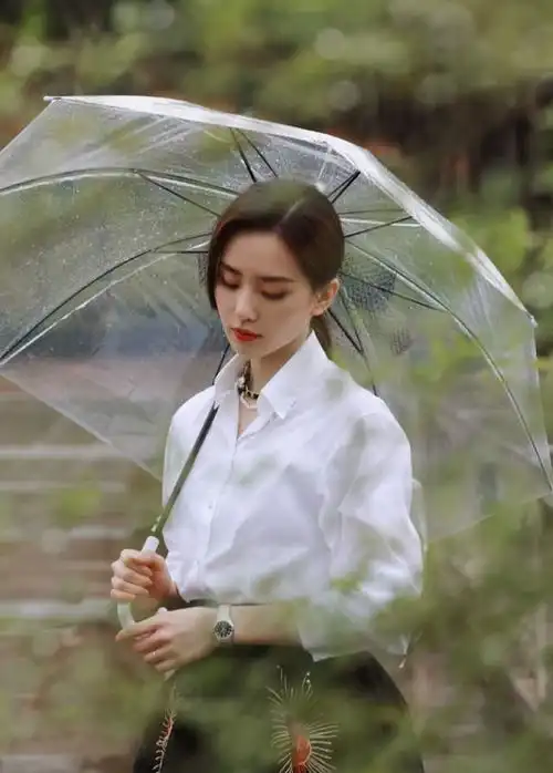 刘诗诗简直是白衬衫女神,简单搭配就很美,网友美貌颜值大暴击
