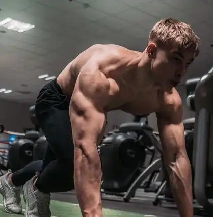 14岁开始健身,18岁一身肌肉炸裂,瑞典小伙打脸健身早长不高
