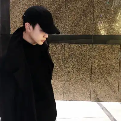 高清超帅的男生头像戴帽子侧脸图片
