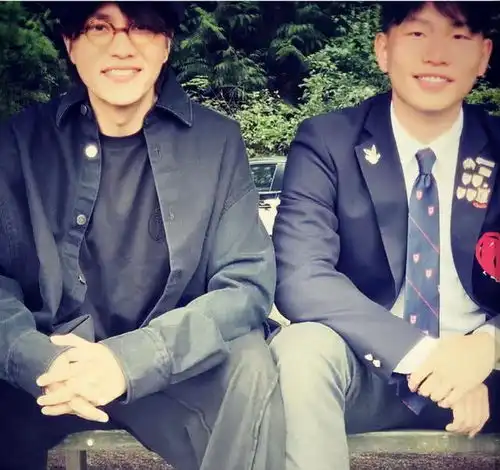 44岁陈坤与18岁儿子合照被晒,这颜值不出道可惜了,生母是谁
