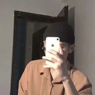 高冷男头像真人高清拿着手机拍照的男生头像
