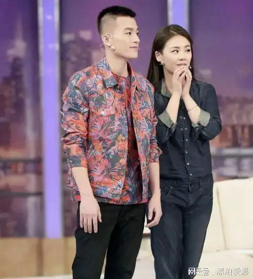 马思纯和男友深夜热吻身材发福素颜认不出,电梯亲热后同回爱巢
