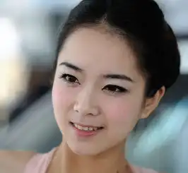 青春靓丽的美女车模
