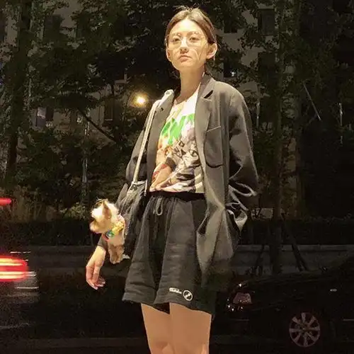 梁洁终于亮相,穿西装外套干练知性,男友蒲巴甲甜蜜接机撒狗粮
