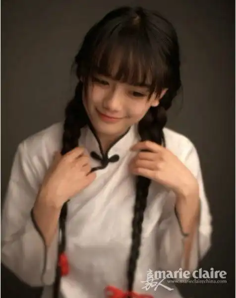 很想知道图片上的美女叫什么名字要怎么才能搜索到她的其他图片
