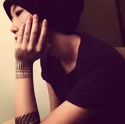 窦靖童新添死亡风纹身性感又潮就得靠纹身
