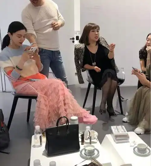 范冰冰再被偶遇,粉裙就算了鞋子也穿粉色,38岁依然可以扮仙女

