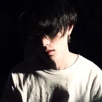 2023个性高冷男生微信头像
