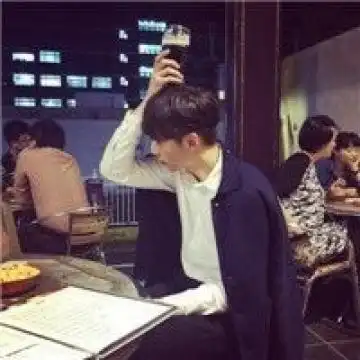 小时候哭着哭着就笑了,长大后笑着笑着就哭了
