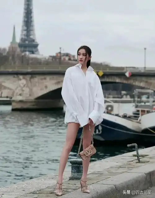 春天怎么能拒绝白衬衣,valentino女生请把领带打起来
