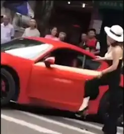 女司机开70万保时捷,骂奇瑞车主开叫花子车,还当众扇耳光

