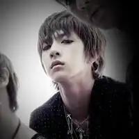 谁有一款好看的灰白qq皮肤,和一个qq头像
