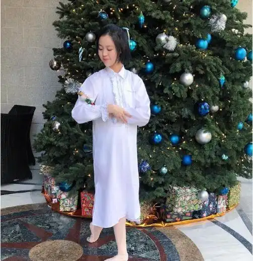 名媛刘秀盈晒美照,穿着舞蹈鞋凹造型,一袭白衬衫裙亭亭玉立
