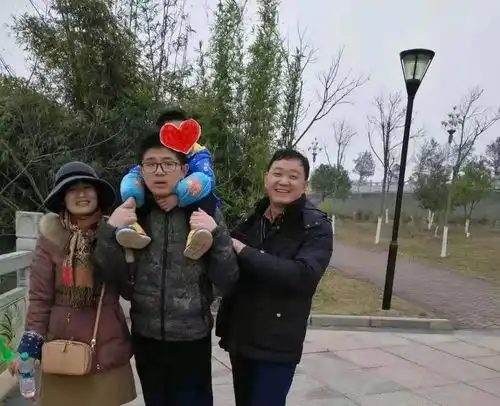 与父母远隔千里,18岁自闭症少年独自居住生活了5个月
