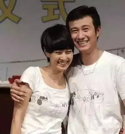 48岁邓文迪男人根本不在乎你多大,只在乎你美不美
