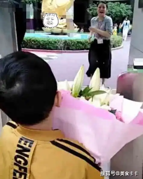 小男孩因转学舍不得老师,手捧鲜花在校门外,老师看到后表情亮了
