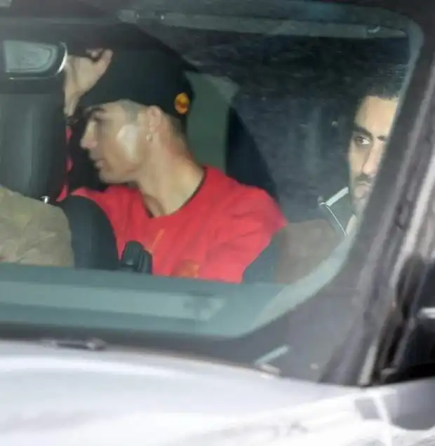 潇洒曼联球员开豪车带老婆上班,c罗路虎被两名骑马女子拦住去路
