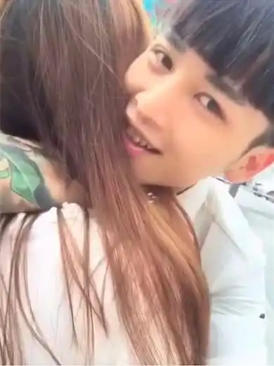 网红男子凭长得帅到处勾搭亲吻美女,女子无一拒绝,甚至投怀送抱
