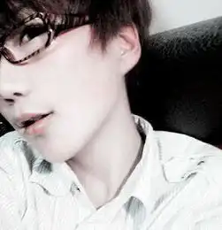 请给我找个非主流男生头像,要可爱戴黑色框框眼镜的那种
