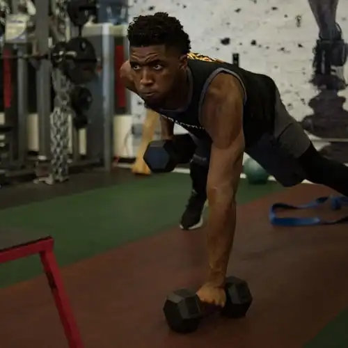 米切尔健身房挥汗如雨,停赛期练出麒麟臂17状元郎却大腹便便
