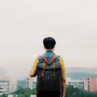 qq头像男生背影背书包,伤感忧伤寂寞的男人
