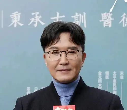 年轻时玉树临风,中年颜值垮了一地,这7位男神亲手砸了童年滤镜
