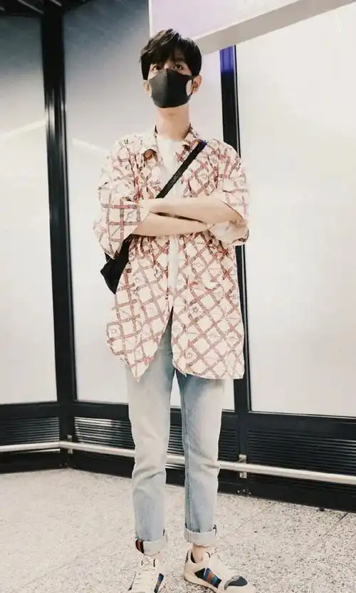 肖战穿20300元gucci上衣,搭露脚踝红袜子,这复古混搭有点贵
