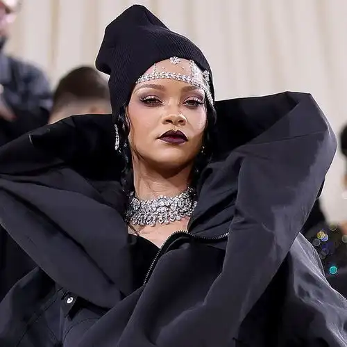 红毯珠宝亮点蕾哈娜怪奇比莉提摩西夏勒梅的钻石珠宝时尚
