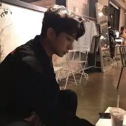 成熟简单干净的水汽男生微博头像年少怎能不多情
