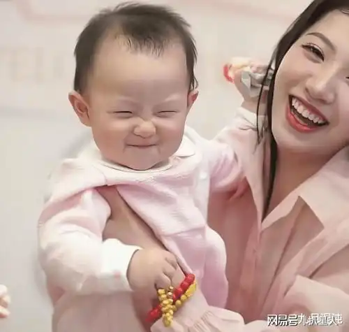王思聪偷偷看女儿黄一鸣客厅突现一男子神似王思聪,身份令人意外
