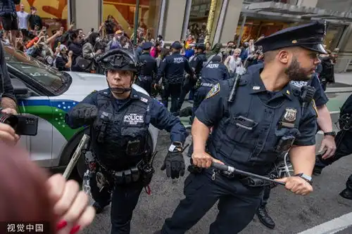 美国警察向高校示威者喷胡椒喷雾
