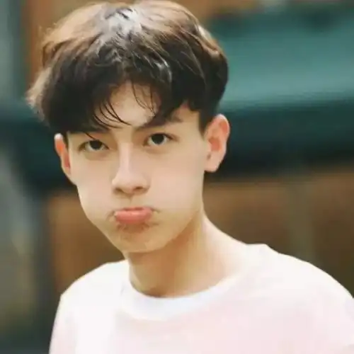 头像当你特别喜欢一个人的时候你就不会从他身上得到任何快乐
