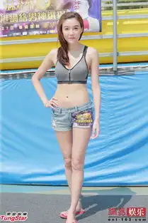嫩模深秋穿三点式街头宣传
