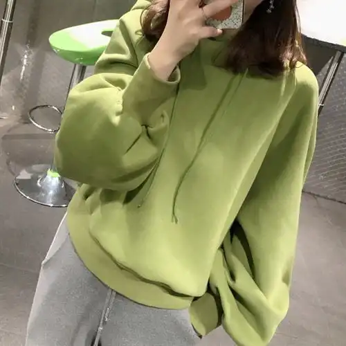 露出腿部的线条,这样更显身材比例和谐卫衣版型中长
