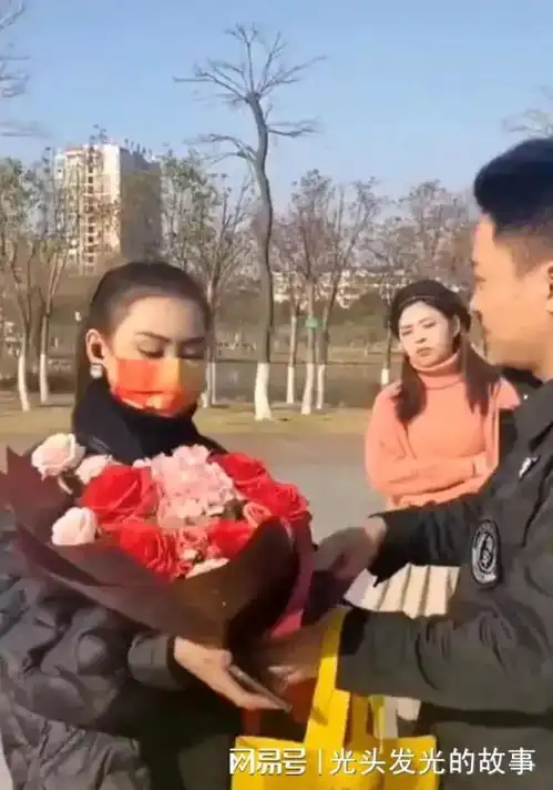 江苏泰州一保安在春节向女友手捧鲜花求婚遭拒,下一秒就后悔了

