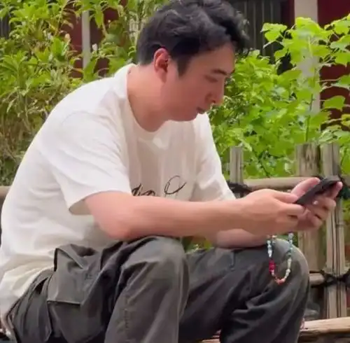 没分手王思聪懒懒现身东京,女方再次宣示主权,否认是签约网红
