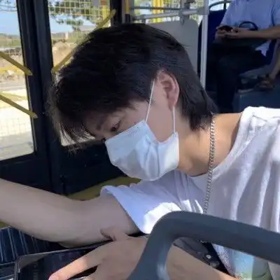 ins少年感男生头像

