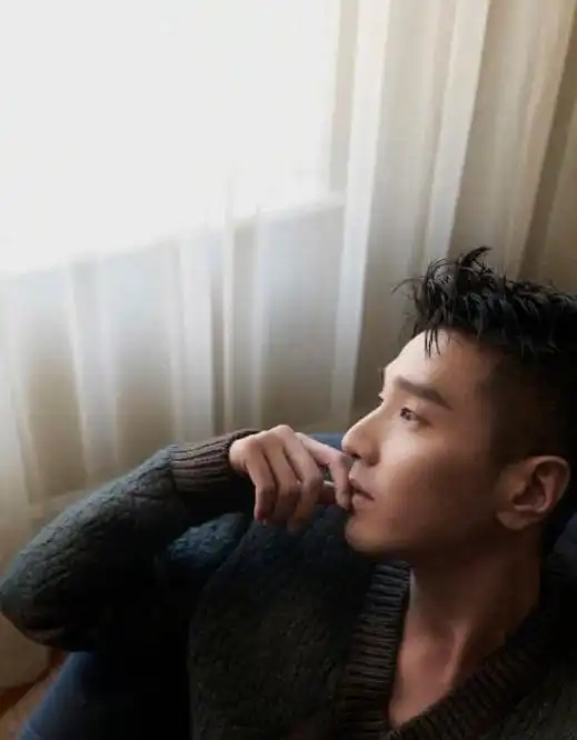 网友偶遇赵又廷高圆圆逛街,赵又廷紧挽老婆如小男生,幸福如初恋
