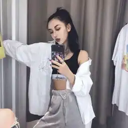 爱情里被思念围绕的女生图片
