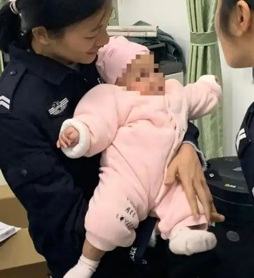玉林一对年轻情侣吵架,后将孩子扔在路边,孩子仅6个月大