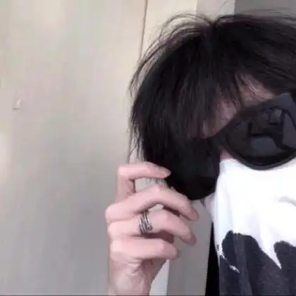 qq男生头像伤感成熟,眼里藏着温暖也有无奈
