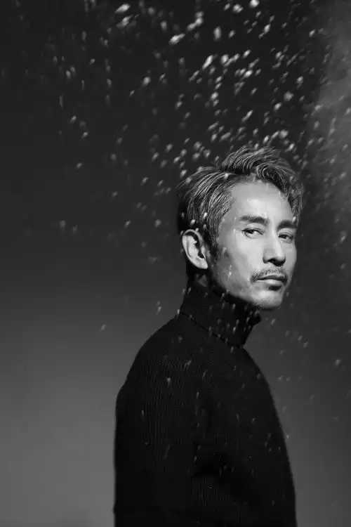 成泰燊曝最新黑白写真彰显男人成熟魅力
