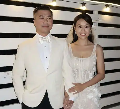 香港知名女星突然被曝怀孕,腹部凸起孕味浓,还用双手刻意遮挡
