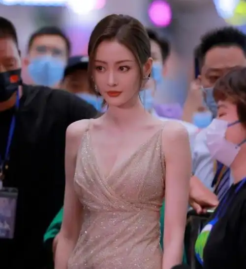 张天爱红毯遇徐开聘默默流泪不必同情,她远比网友想象得要狠
