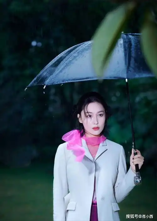 张馨予剪了短发穿驼色外套短裤,比男的还帅,墨镜酷感十足
