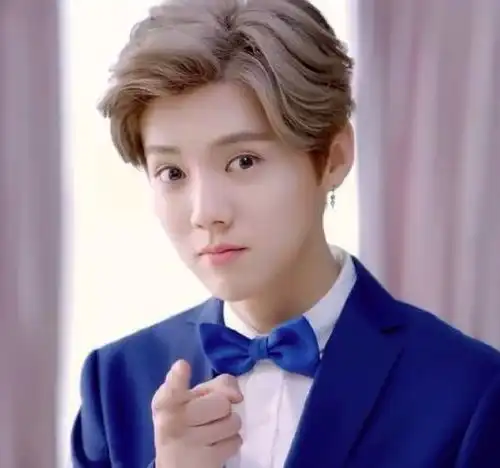 鹿晗回国七周年,真爱粉纷纷喊话,一起度过更多个七年
