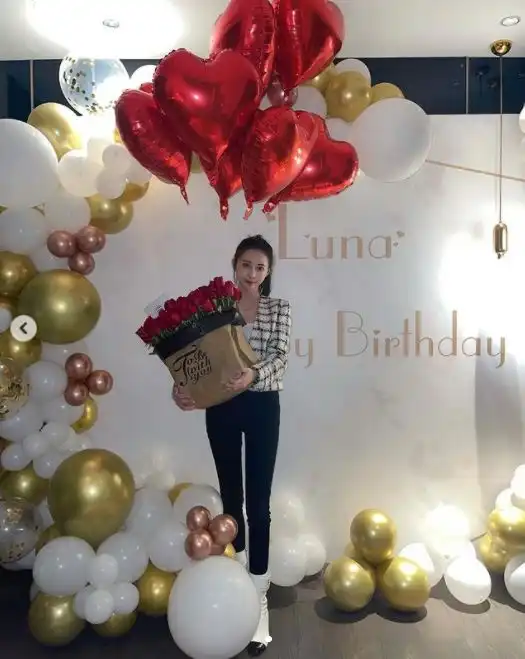 潘玮柏娇妻晒老公视角庆生照,怀抱鲜花身材纤瘦,老公点赞送祝福

