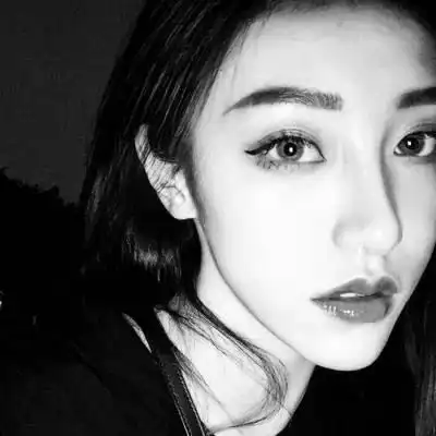 女头像霸气高冷黑白单纯的小成熟
